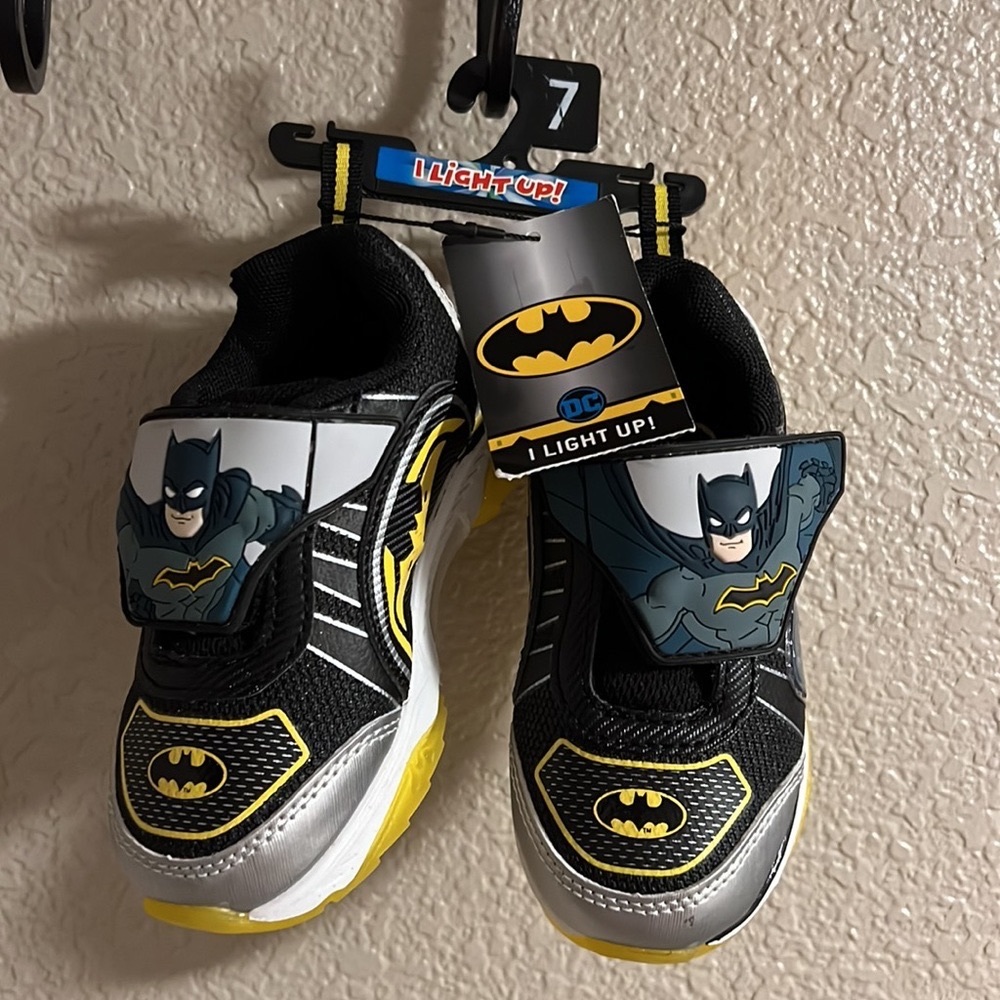 Batman Toddler Boys Sneakers Lighted Footwear Size 7 Light up Shoes DC C…
